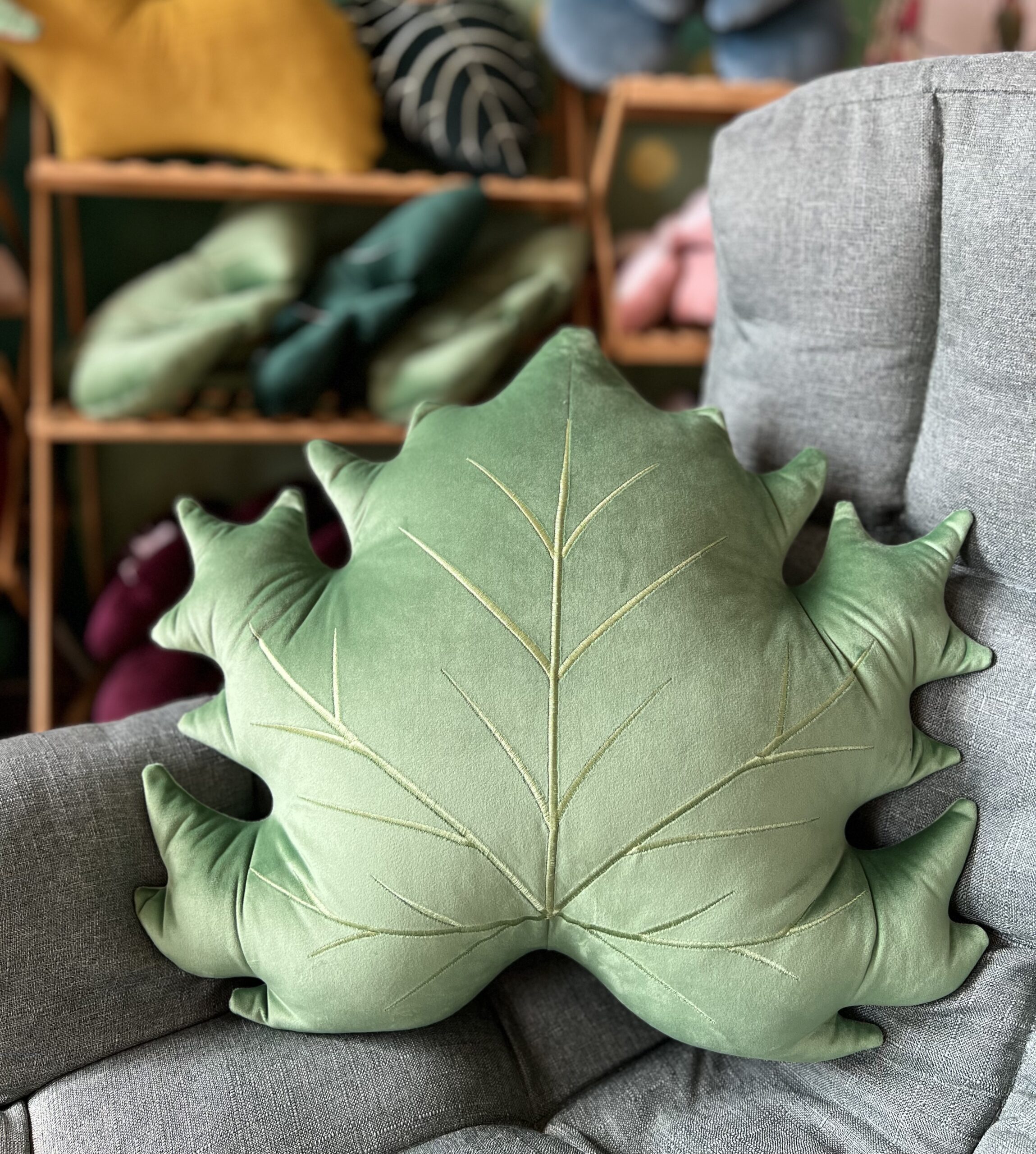 Poduszka w kształcie liścia klonu w kolorze jasnej zieleni